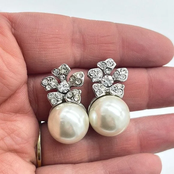 Kenneth Lane Silver Tone Faux Pearl Rhinestone Flower Clip On Earrings KJL - Picture 2 of 5